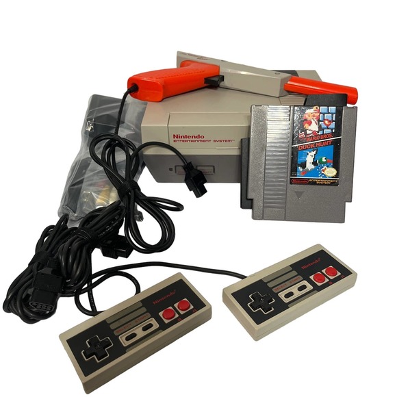 Original Nintendo NES Bundle, 2 Controllers, Zapper, 6 Games, AC, RF, A/V